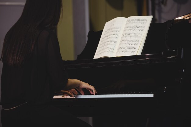 Studentin spielt Klavier