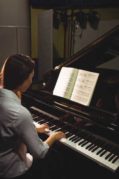 Studentin spielt Klavier