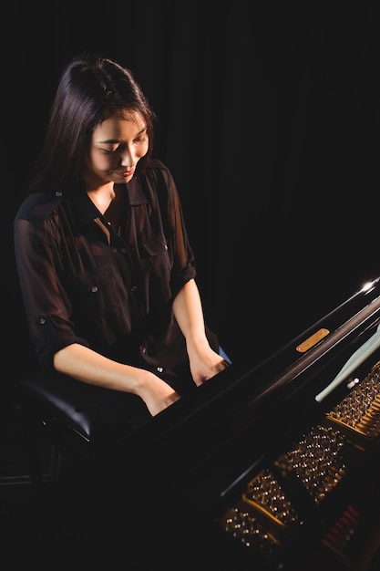 Kostenloses Foto studentin spielt klavier