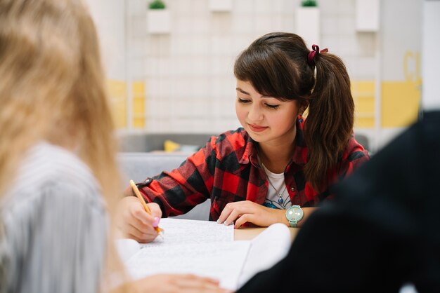 Studieren Mädchen im Klassenzimmer