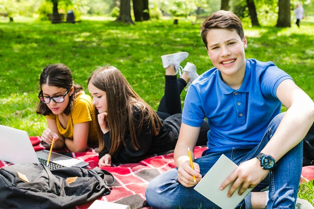 Studieren und posieren im Park