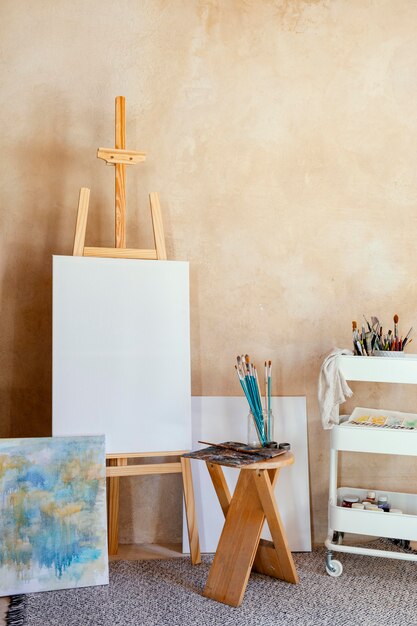 Studio mit Requisiten zum Malen