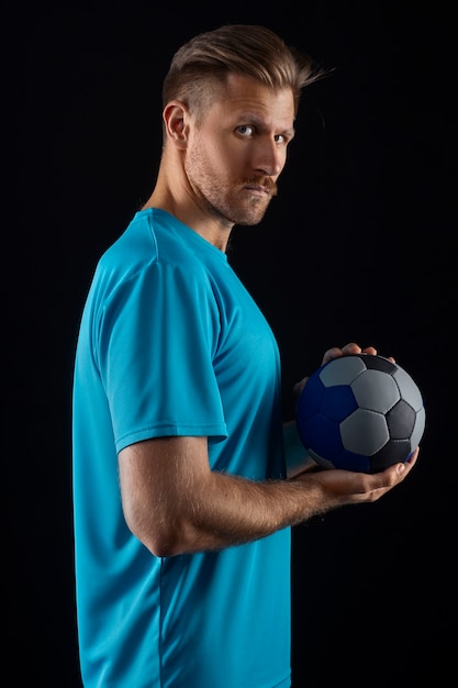 Kostenloses Foto studio-porträt eines handballspielers