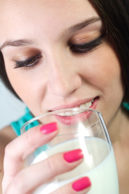 Kostenloses Foto studio portrait der schönen jungen frau mit glas milch