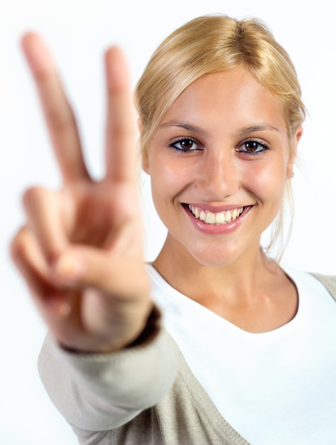 Kostenloses Foto studio portrait der schönen jungen frau posiert mit weißen bildschirm