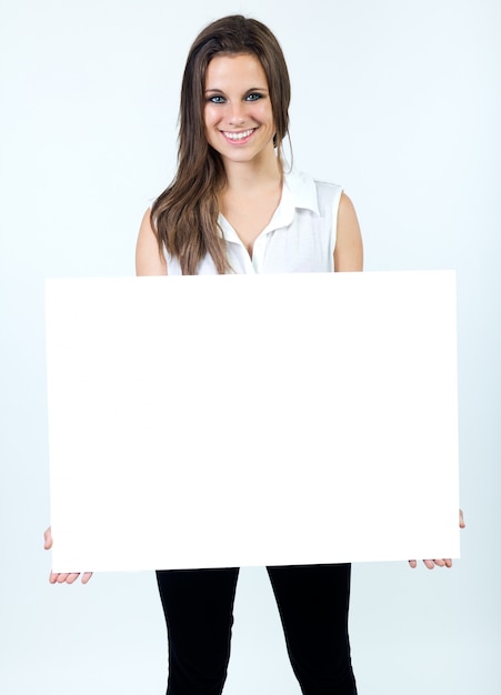 Studio Portrait der schönen jungen Frau posiert mit weißen Bildschirm