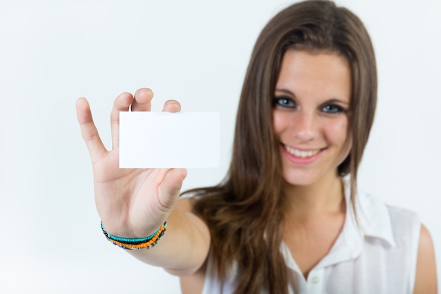 Studio Portrait der schönen jungen Frau posiert mit weißen Bildschirm