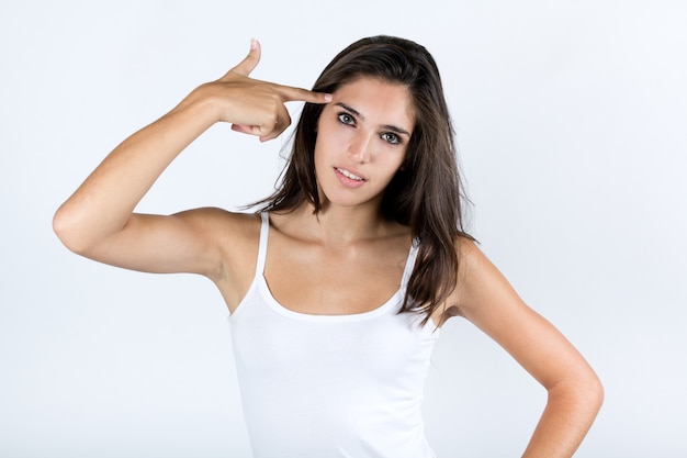 Studio Portrait der schönen jungen Frau posiert mit weißen Bildschirm