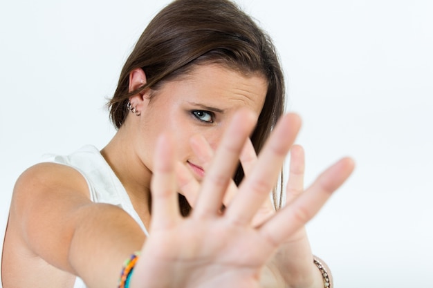 Kostenloses Foto studio portrait der schönen jungen frau posiert