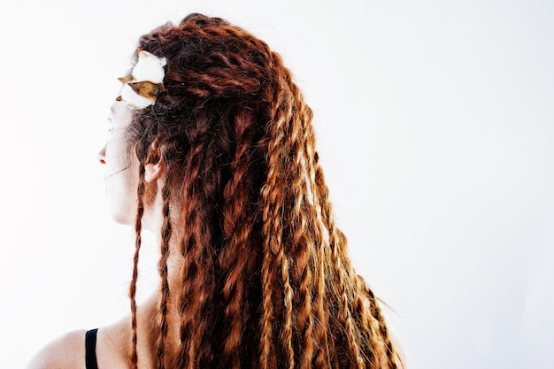 Studio-Shooting von Rückenmädchen mit Dreads auf weißem Hintergrund