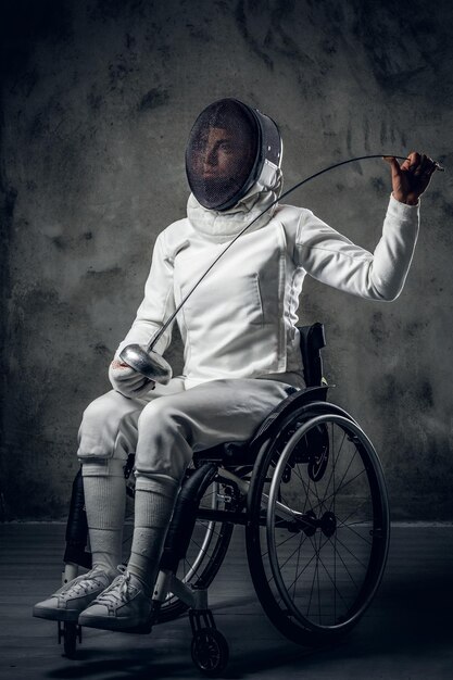 Studioporträt einer paralympischen Fechterin im Rollstuhl.