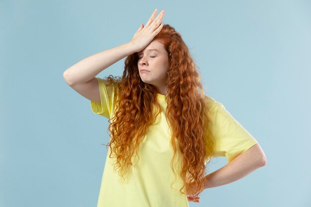 Studioportrait der jungen Frau mit Ingwerhaar