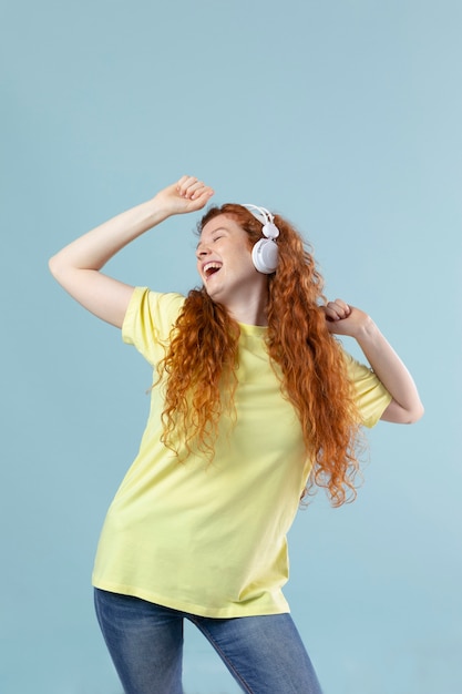 Studioportrait der jungen Frau mit Ingwerhaar