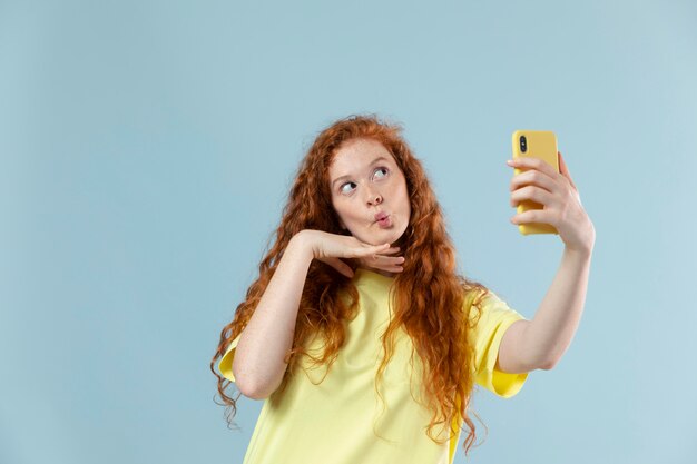 Studioportrait der jungen Frau mit roten Haaren