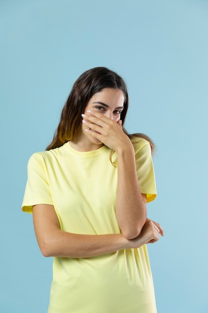 Kostenloses Foto studioportrait der jungen frau