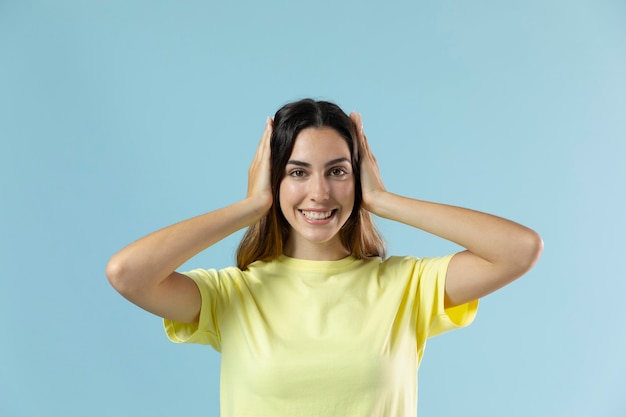 Kostenloses Foto studioportrait der jungen frau