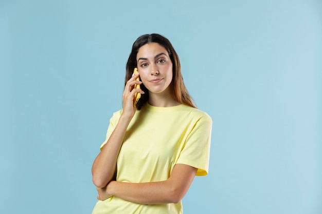 Kostenloses Foto studioportrait der jungen hübschen frau