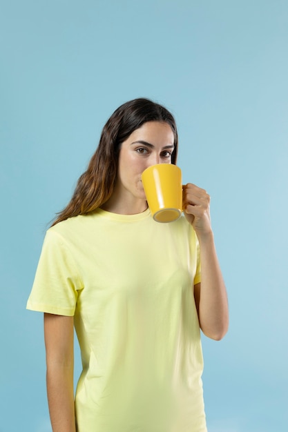 Kostenloses Foto studioportrait der jungen hübschen frau