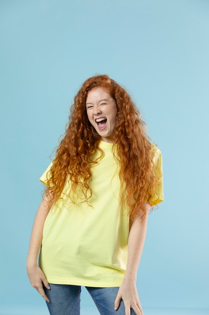 Kostenloses Foto studioportrait der jungen ingwerfrau