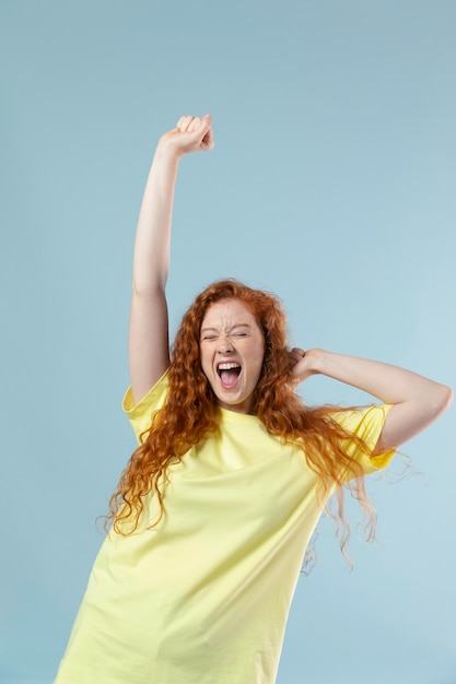 Kostenloses Foto studioportrait der jungen ingwerfrau