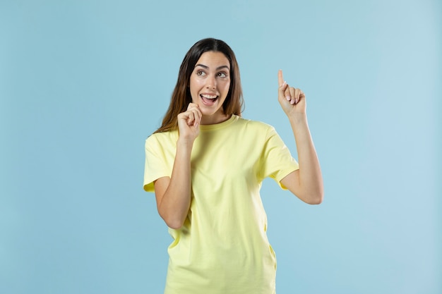 Studioportrait der jungen schönen Frau