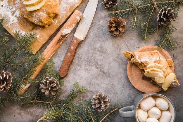 Stück Apfelkuchen auf Platte mit Kaffeetasse