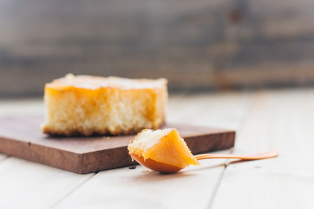 Stück frischer Kuchen auf Löffel