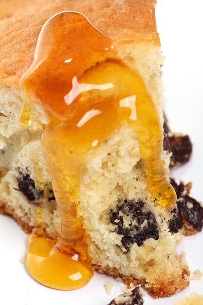 Stück frischer Kuchen mit Honig