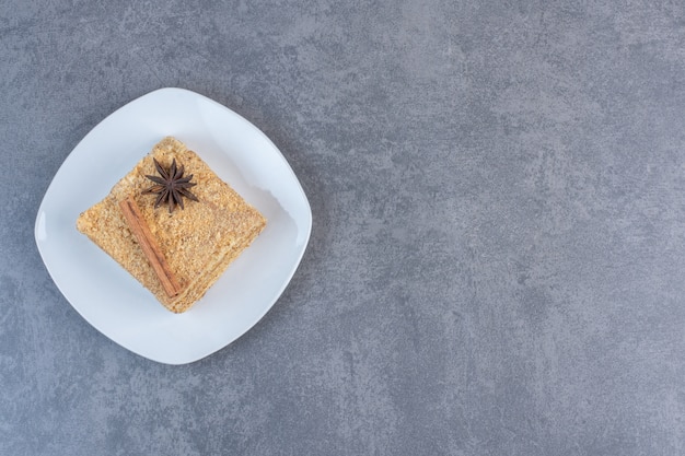 Stück Honigkuchen auf weißem Teller.