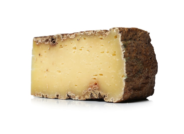 Stück Käse auf einer weißen Oberfläche