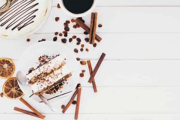 Kostenloses Foto stück kuchen in der nähe von zimt