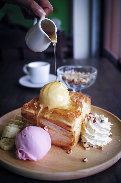 Stück Kuchen mit Eis Kugeln