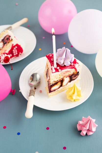 Stück Kuchen mit Kerze