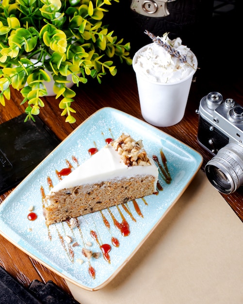 Kostenloses Foto stück kuchen mit nüssen verziert