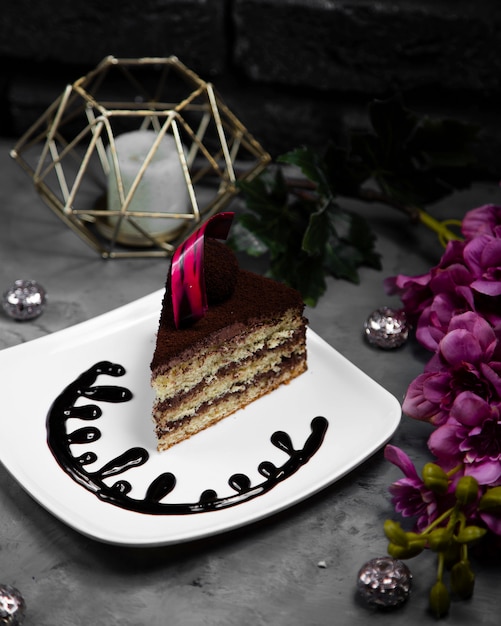 Kostenloses Foto stück kuchen serviert mit dekoration schokolade in der platte