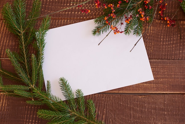 Stück Papier mit grünen Zweigen