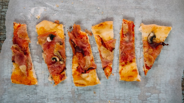 Kostenloses Foto stück pizza auf papier