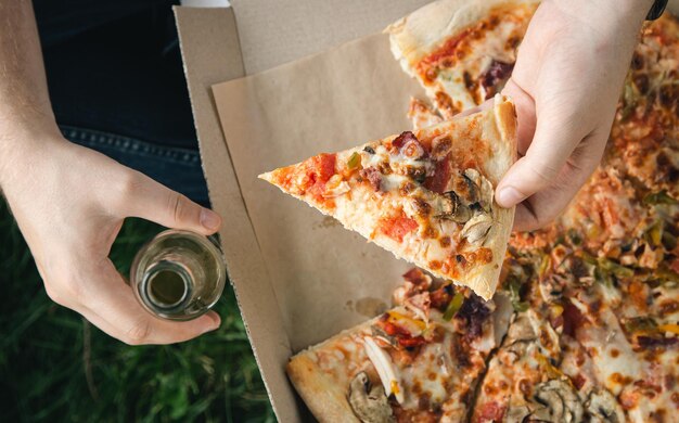 Kostenloses Foto stück pizza closeup konzept von picknick und entspannung