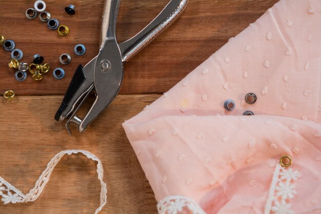 Stück Stoff mit Knöpfen und Hefter