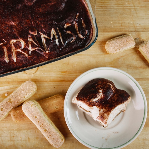 Stück Tiramisu und Kekse