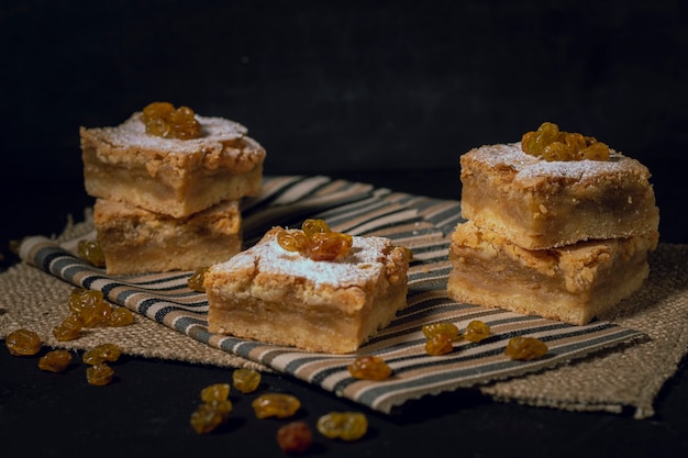 Stücke der Torte mit Rosine auf rückseitiger Oberfläche