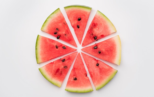 Kostenloses Foto stücke der wassermelone im kreis