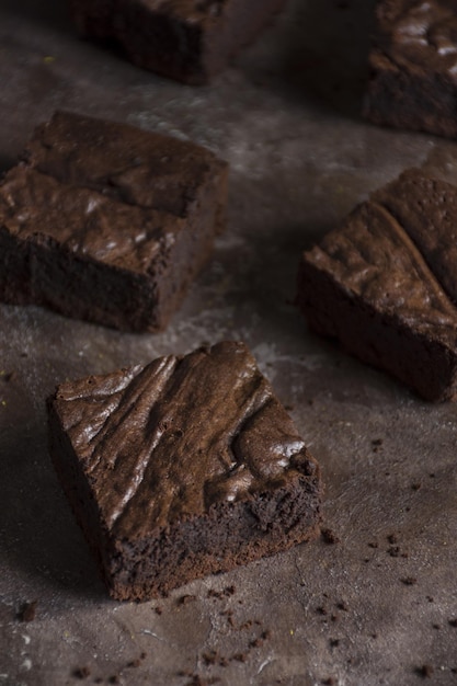 Stücke von kuchenartigem Brownie