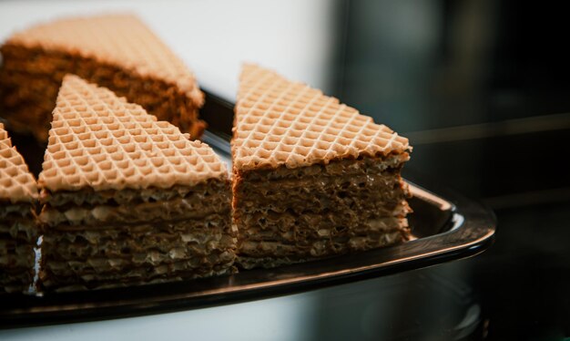 Kostenloses Foto stücke waffelkuchen in einem café ausgestellt