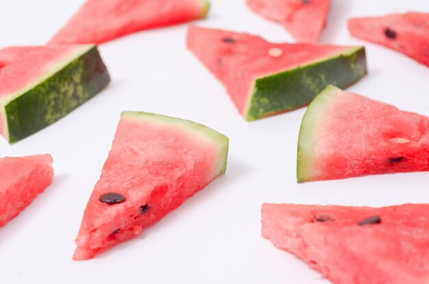Stücke Wassermelone auf weißer Oberfläche