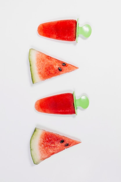 Kostenloses Foto stücke wassermelone mit fruchteis