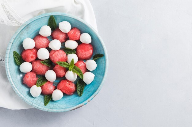 Stücke Wassermelone und Mozzarella mit Stoff