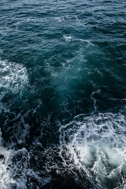 Stürmisches Meer, tiefblaue Wasseroberfläche mit Schaum und Wellen