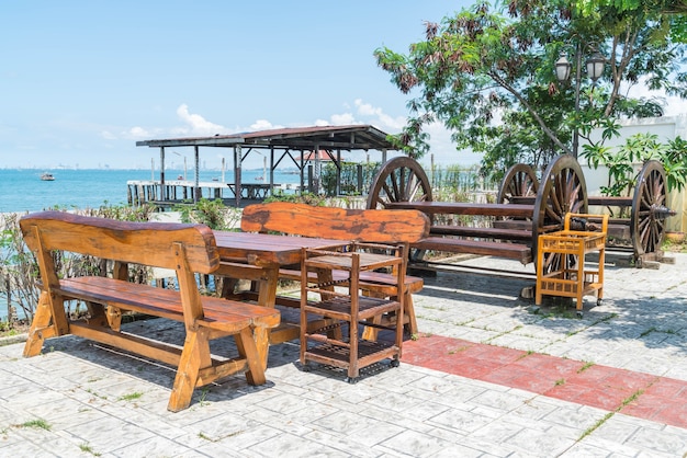 Kostenloses Foto stuhl und tisch auf terrasse restaurant mit meerblick