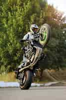 Kostenloses Foto stunt-darsteller macht motorrad-tricks